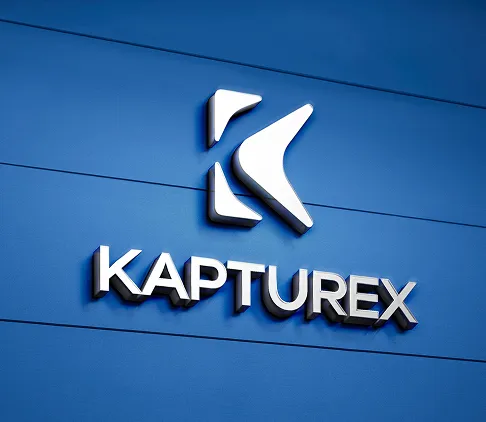 Professionell gestaltetes Logo eines Unternehmens als Wandbeschriftung im Außenbereich