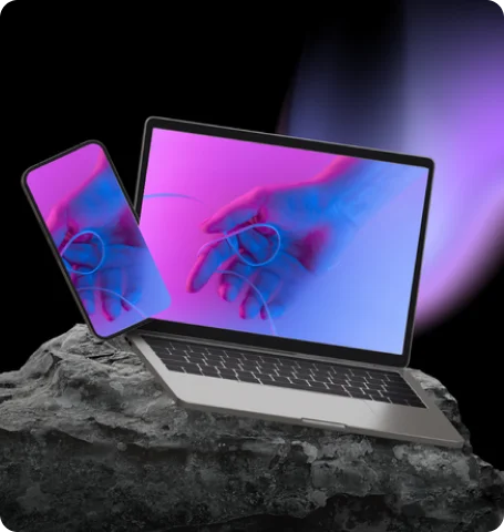 Smartphone und Laptop zeigen personalisierte Bilder auf einer Homepage