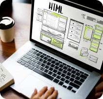 Laptop zeigt digitale Layouts und Webdesign-Illustrationen