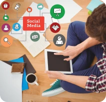 Person verwaltet Social-Media-Inhalte auf einem Tablet